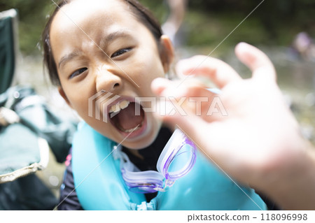 河裡抓螃蟹的女孩 118096998