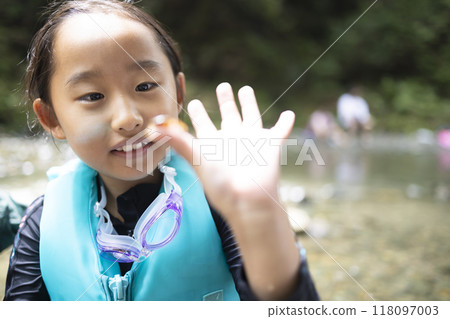 河裡抓螃蟹的女孩 118097003