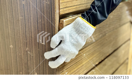 手戴工作手套,拿著舊抽屜櫃 手戴工作手套,拿著舊抽屜櫃 118097133