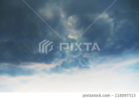 多雲的天空景觀，氣氛令人不安 118097313