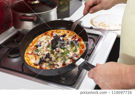 Let's quickly cook pizza in a frying pan at home. Let's quickly cook pizza in a frying pan at home. 118097716