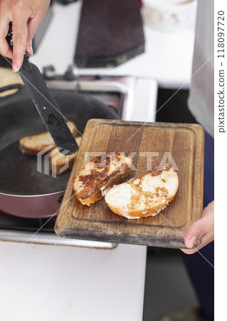 Fry white loaf croutons in a frying pan. Cook breakfast. 118097720