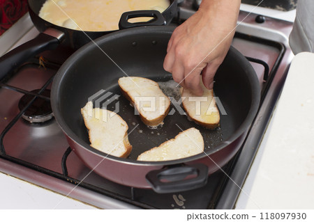 Fry white loaf croutons in a frying pan. Cook breakfast. Fry white loaf croutons in a frying pan. Cook breakfast. 118097930