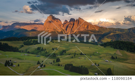 Beautiful mountain range in Alpe Di Suisi, Dolomites Beautiful mountain range in Alpe Di Suisi, Dolomites 118098184
