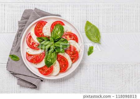 A vibrant and appetizing display of Caprese antipasti 118098813