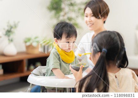 姊姊餵 0 歲的弟弟吃嬰兒食品 118098831