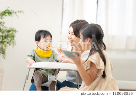 姊姊餵 0 歲的弟弟吃嬰兒食品 118098836
