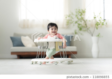 10個月大男孩拄著學步車走路 118098855
