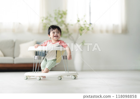 10個月大男孩拄著學步車走路 118098858