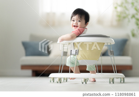 10個月大男孩拄著學步車走路 118098861
