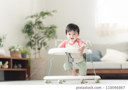 10個月大男孩拄著學步車走路 118098867