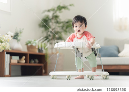10個月大男孩拄著學步車走路 118098868