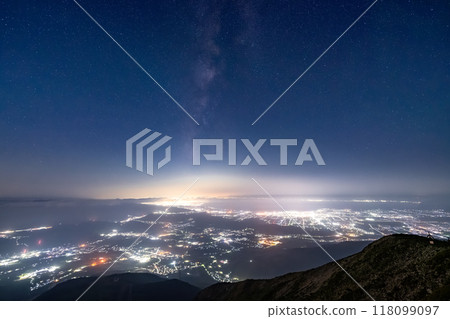 [滋賀郡]琵琶湖與銀河的夜景、伊吹山山頂的景色 118099097