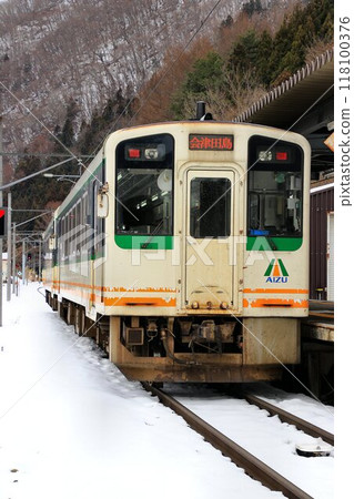Traveling through the snowy landscape of Minamiaizu... Aizu Railway, Aizu Kogen Ozeguchi Station 118100376