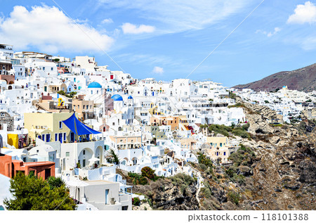Oia, Santorini, views of the white houses with their cobbled streets. Village bathed by the South Aegean Sea, in the Cyclades, Greece 118101388