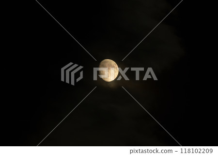 文月,出現在雲層之間的月齡為 12.2 的薄雲月亮。 文月,出現在雲層之間的月齡為 12.2 的薄雲月亮。 118102209