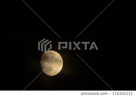 文月，出現在雲層之間的月齡為 12.2 的薄雲月亮。 118102211