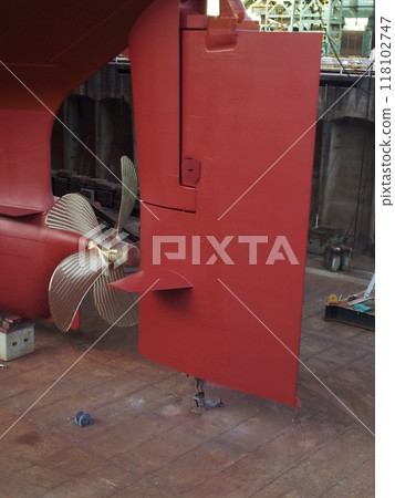 The propeller of a giant tanker under construction 118102747