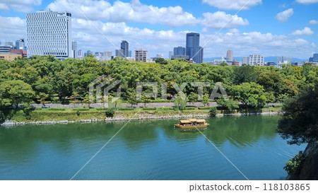 “藍天白雲、綠樹成蔭的大阪市景” 118103865
