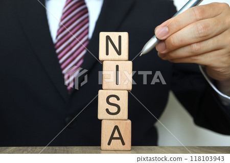 NISA 和一個穿西裝的男人 118103943