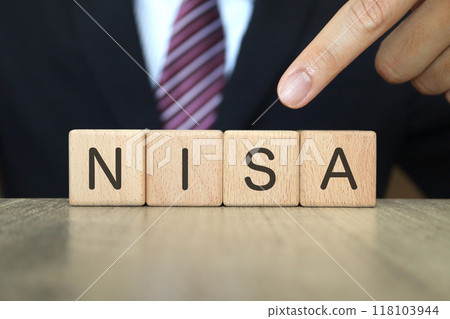 NISA 和一個穿西裝的男人 118103944