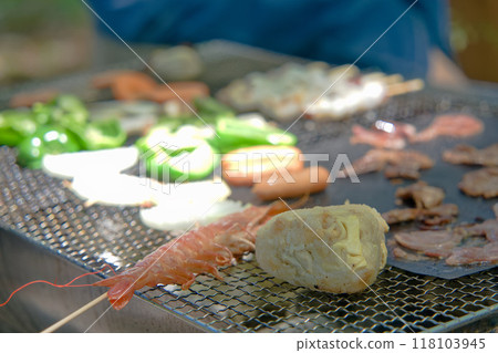 在燒烤爐上烤的肉 118103945