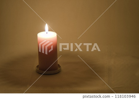 蠟燭放在桌子上 118103946