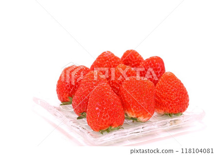 鮮紅草莓，紅香織，產於靜岡縣，明亮的背景，多個 118104081