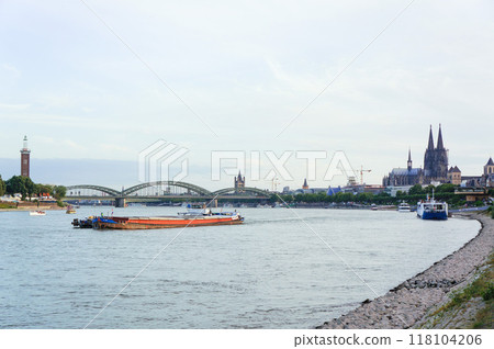 貨船航行的河流 118104206