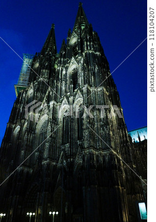大教堂在晚上燈火通明 118104207