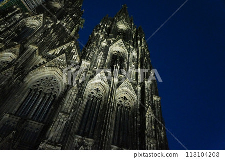 大教堂在晚上燈火通明 118104208