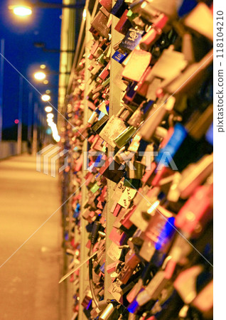 橋欄桿上掛著無數的掛鎖 118104210