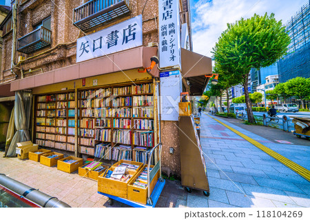 日本東京城市景觀：神田神保町，一條舊書店街，商店朝北。胡同邊有書...神保町站右後方=9月6日 118104269