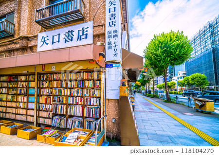 日本東京城市景觀：神田神保町，一條舊書店街，商店朝北。胡同邊有書...神保町站右後方=9月6日 118104270