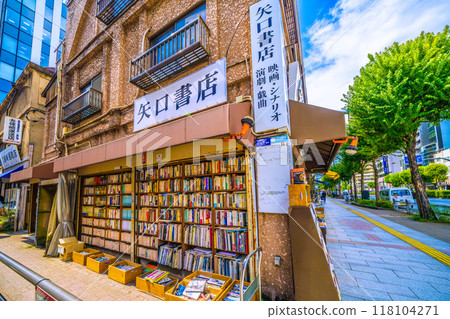 日本東京城市景觀：神田神保町，一條舊書店街，商店朝北。胡同邊有書...神保町站右後方=9月6日 118104271