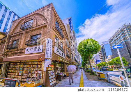 日本東京城市景觀：神田神保町，一條舊書店街，商店朝北。胡同邊有書...神保町站右後方=9月6日 118104272