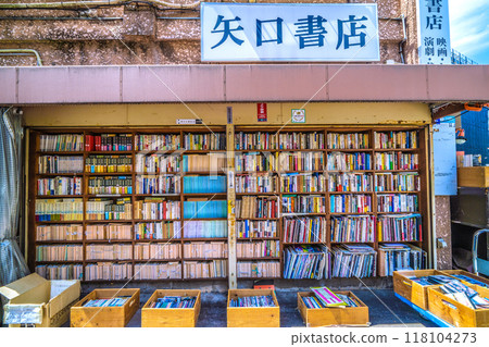 日本東京城市景觀:神田神保町,二手書店區。書在小巷邊排成一排... = 9 月 6 日 日本東京城市景觀:神田神保町,二手書店區。書在小巷邊排成一排... = 9 月 6 日 118104273
