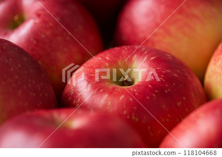 many red apples 118104668