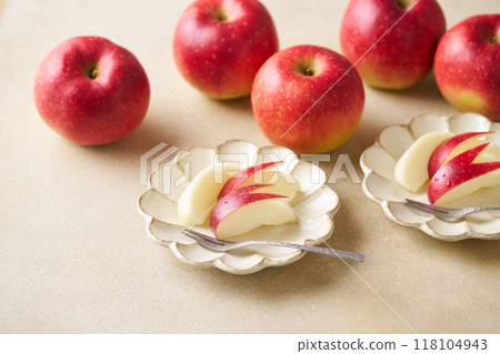 Cut apples on a plate 118104943