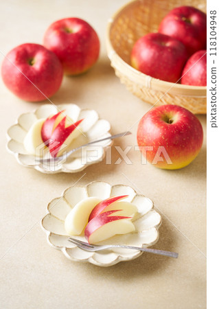Cut apples on a plate 118104948