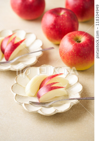 Cut apples on a plate 118104949