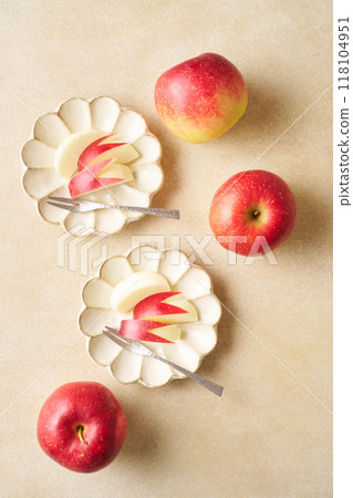 Cut apples on a plate 118104951