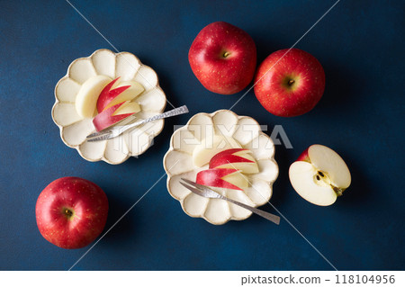 Cut apples on a plate 118104956