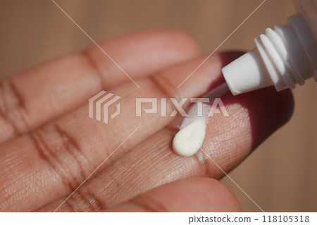 young men using sunscreen cream  118105318