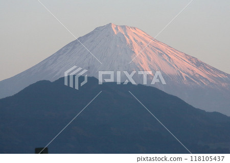 Mt. Fuji / Yuigahama Dawn [Shizuoka City, Shizuoka Prefecture] 118105437