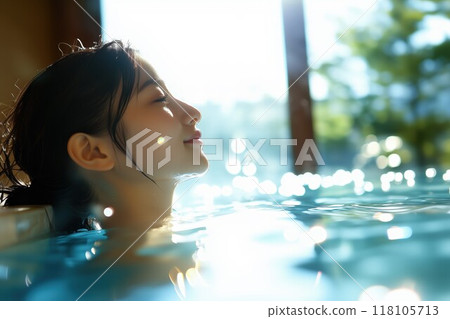 一位年輕女子在陽光下的溫泉中放鬆 一位年輕女子在陽光下的溫泉中放鬆 118105713
