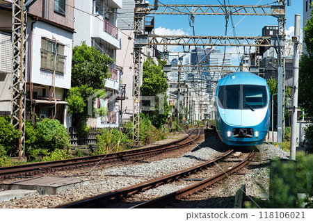 穿過小田急線住宅區的浪漫車廂 穿過小田急線住宅區的浪漫車廂 118106021