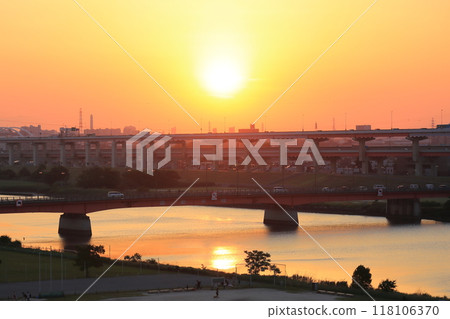 荒川、西新井大橋和首都高速環線的夜景[東京都足立區] 118106370