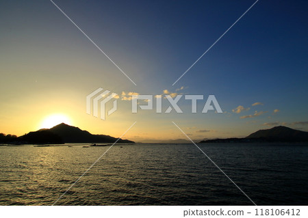 The sun setting over Daikokugami Island as seen from Ogaki Town (Etajima City) 118106412