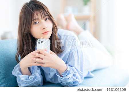 年輕女子在客廳放鬆 118106806